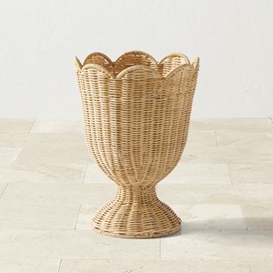 Jarrón de ratán hecho a mano de Vietnam, pieza de decoración sostenible para el hogar para exhibición de mesa o piso, exquisita urna de flores festoneadas - Product Image 3