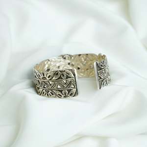 Brazalete Abrible de Plata 925 con Esmeralda Anokhi Fusion, Coleccionable Cultural - Product Image 3