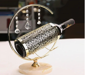 Porta copas de vino circular minimalista de metal dorado. Estilo moderno de mesa. Disponible a precio de mayoreo. - Product Image 6