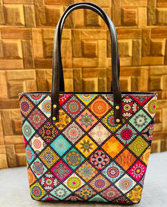 Fourre-tout en coton imprimé Modern Ease avec PU et double cloison avec poche arrière zippée essentiel pour la vie quotidienne et un usage professionnel - Product Image 1