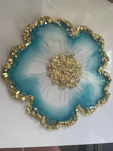 Plateau de service en résine aux couleurs modernes et audacieuses, conçu pour se démarquer comme pièce maîtresse des tables ou pour la décoration d'événements à domicile. - Product Image 4