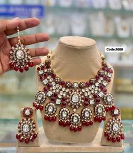 Ensemble de bijoux de mariée Royal Kundan Polki CollierBoucles d'oreilles artisanales pour un look de mariage majestueux Disponible en Inde - Product Image 2