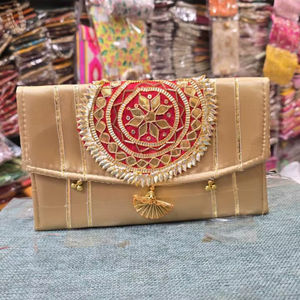 Sac à main pochette traditionnel brodé à la main, motifs floraux et géométriques, style indien vintage Banjara Kutch, naturel, le meilleur - Product Image 1