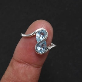 Topacio azul dos piedras cristianas bohemias ecológicas para mujer hecho a mano anillo de declaración de plata esterlina con piedra preciosa azul cielo - Product Image 2