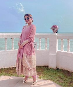 Fashion Fusion: estilo pakistaní Salwar Kameez: fusión de estilos tradicionales y modernos, creando una moda elegante y elegante - Product Image 3