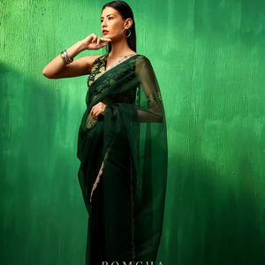 ADAA IDIKA Saree élégant en organza vert émeraude avec bordure ornée et chemisier non cousu pour tenue de fête et look de mariage - Product Image 1