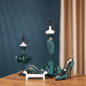 Présentoir à bijoux de style robe rouge avec un design élégant, parfait pour exposer des colliers, des bracelets et des boucles d'oreilles dans la décoration de la maison ou du magasin - Product Image 6