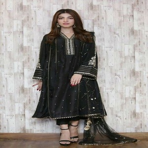 Robe Anarkali longue en mousseline de soie marron brodée, avec manches chauve-souris, col rond, style bohème, coupe trapèze - Product Image 3