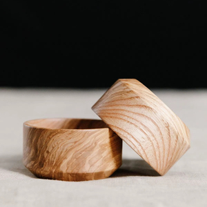 Bol de service en bois décoratif conçu pour embellir les tables à dîner avec une apparence chaleureuse et une utilité pratique - Product Image 1