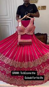 Présentation de fil de faux georgette de créateur lourd avec broderie de séquence Lehenga et Choli avec bordure en dentelle lourde Dupatta - Product Image 3