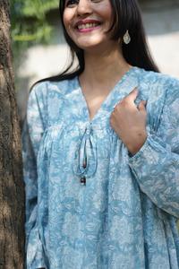 ชุดเดรสสั้นสีฟ้าอ่อนผ้ามัลคอตตอนแขนยาวทรงเอ็มไพร์สำหรับผู้หญิง เป็นมิตรกับสิ่งแวดล้อม ซักได้ ทอมือจากอินเดีย ปี 2025 - Product Image 3