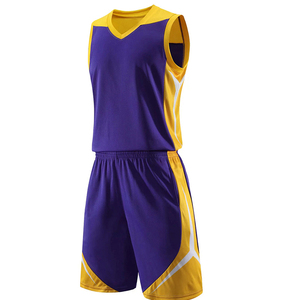Ensemble d'uniformes de basketball d'été pour hommes, conçu pour une identité d'équipe coordonnée, offrant un maillot et un short personnalisés, respirant, 100% polyester pour - Product Image 3