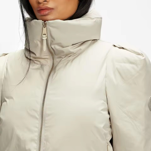 Chaqueta de Invierno Personalizada, Impermeable, de Lona, con Relleno de Algodón de Alta Calidad, Cuello Alto de Punto, Corta, con Capucha y Logotipo Frontal - Product Image 6