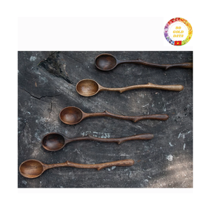 Cuillère en bois artisanale vietnamienne en forme de cœur pour remuer et servir le curry - Product Image 1