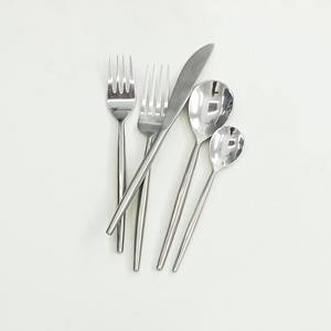 Ensemble de couverts en argent de style américain 5 pièces de haute qualité en acier inoxydable de qualité supérieure avec poignées élégantes respectueux de l'environnement pour les fêtes - Product Image 1
