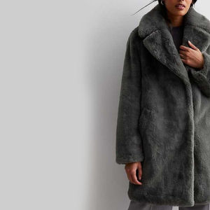 Service OEM de haute qualité Manteaux en fourrure pour femmes disponibles dans toutes les tailles et toutes les couleurs MOQ faible Prix raisonnables Facile à porter Look haut de gamme - Product Image 3