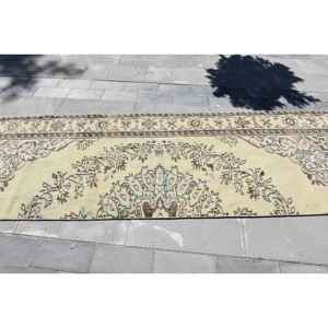 Alfombra Turca, Alfombra Vintage de 3x9.6 pies, Alfombra de Lana con Estampado Animal Marrón y Amarillo - Product Image 3