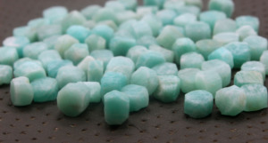 25 piezas de piedras preciosas sueltas de amazonita naturales de 8-10 MM sin pulir cristales extraídos de tierra cruda piedras curativas sin procesar - Product Image 4