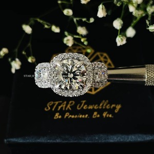 Anillo de compromiso solitario de diamante moissanita de tres piedras de oro macizo de 14 quilates. - Product Image 2