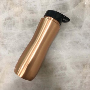 Botella de cobre finamente terminada con tapa a prueba de fugas y cuerpo ergonómico hecho para amantes del bienestar y la naturaleza conscientes - Product Image 2