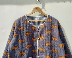 Veste en coton matelassé toutes saisons faite à la main pour femmes, vêtements d'extérieur décontractés imprimés en blocs indiens, cadeau de Noël d'hiver parfait - Product Image 2