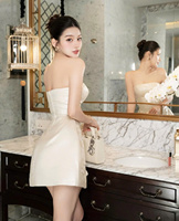 Belle et élégante en une robe blanche courte avec un motif en relief saisissant, fabriquée au Vietnam
