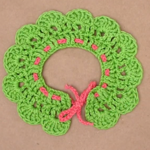 Nouveau cache-col tricoté à la main en coton avec fleur au crochet - Product Image 1