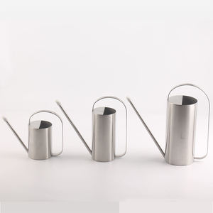 Arrosoir multifonctionnel conçu pour un jardinage efficace avec une poignée ergonomique, une longue buse et un débouchage fluide - Product Image 1