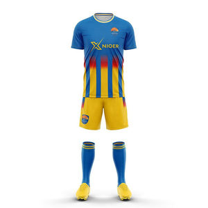 Nouvel ensemble d'uniformes de club de football personnalisé pour garçons comprenant des t-shirts et un kit de merdes de football en jersey - Product Image 1