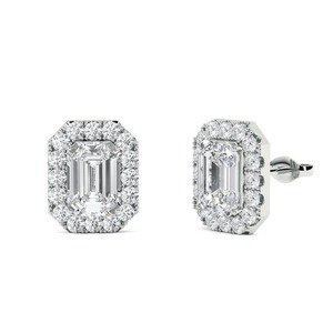 Pendientes de halo único con diamante esmeralda de 0.60 ct, diamante cultivado en laboratorio, en conjunto con anillo de boda de platino - Product Image 1