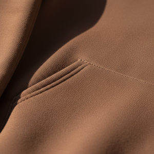 Conjunto Deportivo Personalizado de Felpa de Algodón Grueso con Lavado Ácido, Color Sólido, para Hombre, con Logotipo 3D, Sudadera con Capucha y Pantalones Deportivos Color Marrón Moca, Venta al por Mayor - Product Image 3