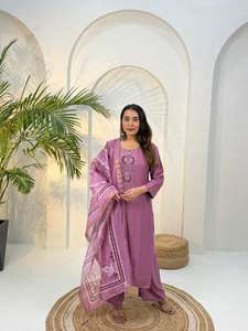 Ensemble tendance de costume en tissu romain avec pantalon palazzo pour le bureau, les fêtes, les réceptions de mariage, les festivals et les fonctions traditionnelles - Product Image 4