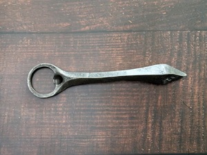 Ouvre-bouteille en fonte antique de qualité supérieure avec un design solide, parfait pour les rassemblements en plein air, les salles de banquet et les cuisines rustiques - Product Image 5