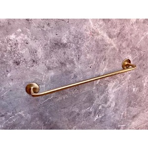 ที่แขวนผ้าทำจากทองเหลืองแบบโบราณสำหรับตกแต่งห้องน้ำสไตล์วินเทจและร่วมสมัยมีจำหน่ายทั่วโลก - Product Image 1