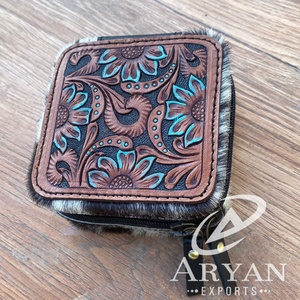 Venta al por mayor Mini viaje de cuero de vaca caja de la joyería portátil anillo pendiente collar organizador de almacenamiento personalizado a mano pequeña caja de joyería - Product Image 1