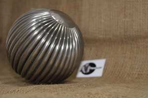 Boule décorative en aluminium Doublure Design Couleur argent Avec trou de taille personnalisée Boule décorative en aluminium pour la décoration Tradnary - Product Image 2