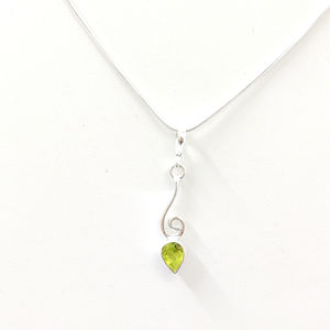 Colgante de Peridoto de 1.2 Gramos con Tecnología de Incrustación en Forma de Gota de Agua - Product Image 1