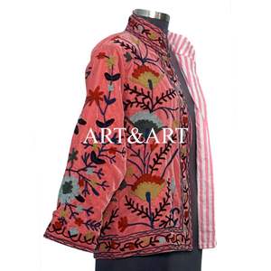 Veste matelassée bohème en velours suzani brodé à la main en Inde, col rond, motif floral, pour les fêtes d'hiver, en coton écologique - Product Image 5