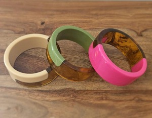 กำไลข้อมืออะคริลิคเรซินทันสมัยเครื่องประดับดีไซน์ย้อนยุคช่องกว้างไม่สม่ำเสมอสำหรับผู้หญิงจัดงานแต่งงานที่เป็นมิตรกับสิ่งแวดล้อม - Product Image 4