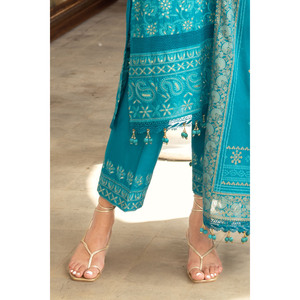 ชุดสูทผ้าลอนปักลายซารีและเลื่อมสำหรับผู้หญิง 3 ชิ้น พร้อมผ้าคลุมไหล่พิมพ์ลายทองและเคลือบเงา รุ่น DN-52042 - Product Image 3