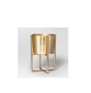 Jardinière en métal à motifs floraux artisanaux exquis Look vieilli pour un décor de jardin charmant - Product Image 1