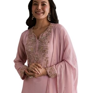 Costume Chinon Cutdana Kurta Sharara rose clair avec Dupatta pour une réception de fête de mariage indien - Product Image 3