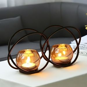 Porte-bougie en métal noir de luxe avec anneaux entrelacés, support pour bougie votive en verre ambré, décoration moderne pour table de mariage, décoration de la maison - Product Image 1
