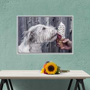 Toile imprimée : Chien mignon dégustant une glace - Art mural moderne, TOILE ENCADRÉE BLANCHE - Product Image 1