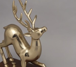 Objet de table renne antique or raffiné Décoration festive élégante Idéal pour le salon Installation de Noël ou présentation de cadeaux - Product Image 6