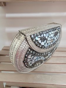 กระเป๋าคลัทช์หินสีเงินโลหะยามเย็นพร้อมส่งที่ปิดซิปแบบโมเสคทองเหลืองทันสมัย - Product Image 3