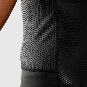 Camiseta Deportiva Personalizada con Logotipo para Hombre – Ajustada al Cuerpo, Manga Corta, para Gimnasio, Entrenamiento, Ropa Deportiva de Verano - Product Image 4