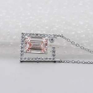 Collier élégant avec pendentif en émeraude certifiée IGI, cadre moderne et diamants, collection de colliers - Product Image 5