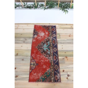 พรมตุรกีโบราณขนาดเล็ก 1.7x4.2 ฟุต (53x128 ซม.) พรมลายดอกไม้สีแดง - Product Image 1