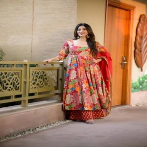 VASTRA COTTAGE Traje Anarkali de Algodón Puro Estampado con Gran Vuelo, Dupatta a Juego y Pantalón Plazzo Estampado, Ropa Étnica de Diseñador - Product Image 2